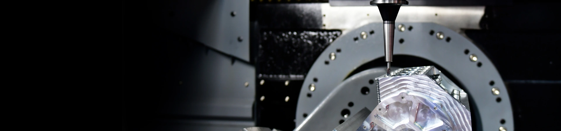 CNC-Fräsmaschine mit schwenkbarem Maschinentisch, bündig mit der Oberfläche – Industrielle Metallbearbeitung