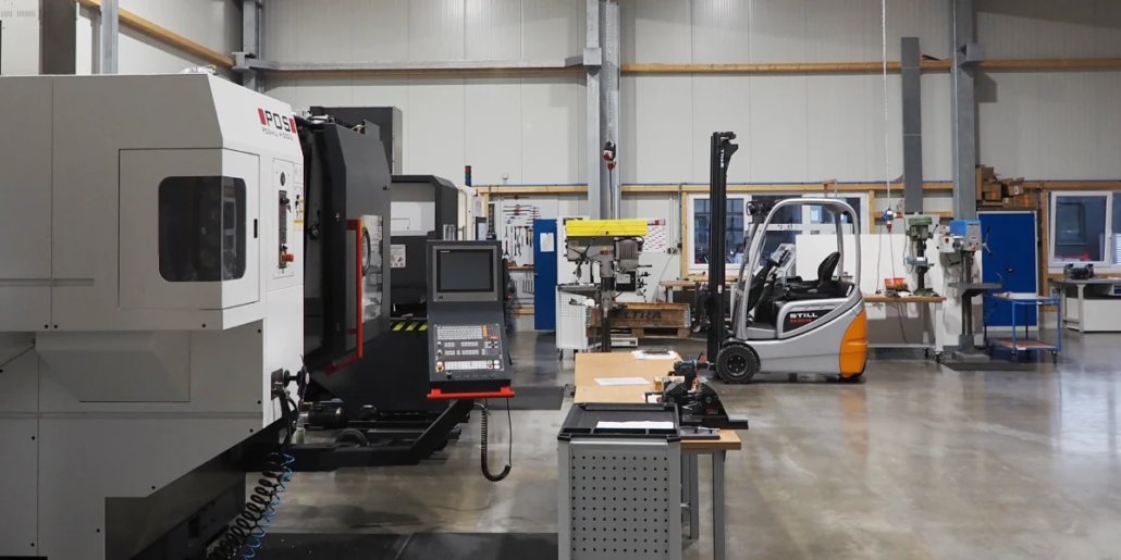 Innenaufnahme der Fertigungshalle von Fenchel CNC-Technik mit modernen CNC-Maschinen