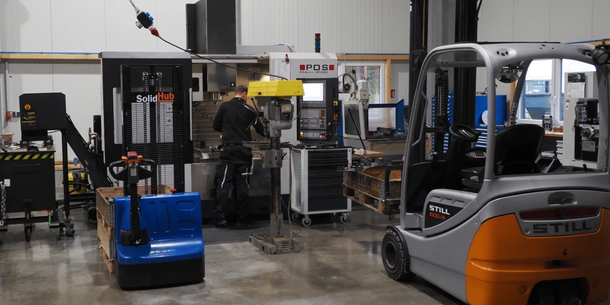 CNC-Arbeitshalle von Fenchel CNC-Technik mit modernen Fräs- und Drehmaschinen – aktiv für Kunden aus Böblingen und Sindelfingen