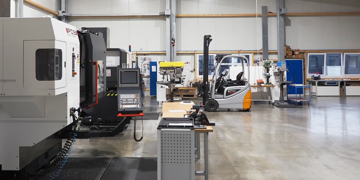 Ihre zuverlässige Produktionsstätte für präzise CNC-Bearbeitung aus der Region Freudenstadt. Unsere Produktionshalle – moderne CNC-Fertigung für Freudenstadt und Umgebung.
